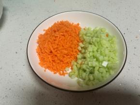 2、红萝卜切成小粒，黄瓜切小粒。