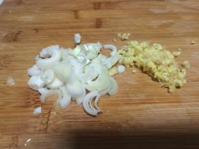 4、准备葱姜，切碎。