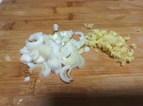 4、准备葱姜，切碎。