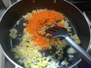 7、放红萝卜碎翻炒。