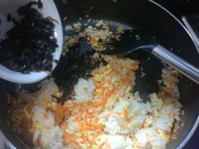 9、加入木耳翻炒。