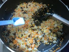 10、加入盐调味。