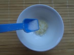 2、大蒜去皮切末放在一个小碗内，加入盐1勺。