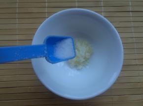 2、大蒜去皮切末放在一个小碗内，加入盐1勺。