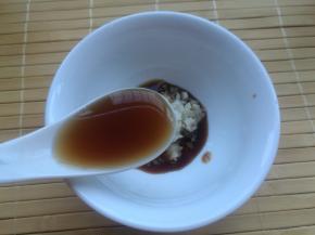 3、加入生抽1勺，糖半勺，米醋4勺。