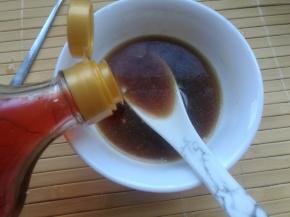 5、滴入适量香油，再加入辣椒油适量调拌均匀，不喜欢吃辣可以不放。