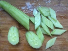 6、黄瓜洗净去皮切菱形片。
