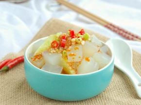 7、绿豆凉粉切小块放进容器内，放黄瓜片，切点小米椒撒上，浇上调好的碗汁就可以了。