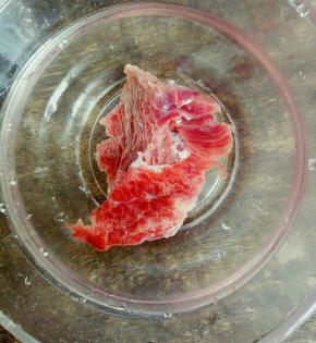 牛肉用水浸泡一会  泡出牛肉的血水
