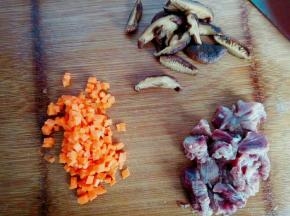 胡萝卜切小块  香菇切片  牛肉切块