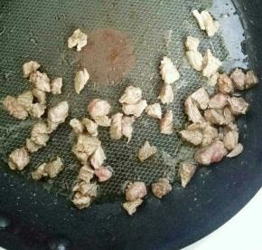 锅里热油  牛肉翻炒