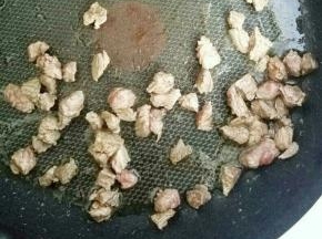 锅里热油  牛肉翻炒