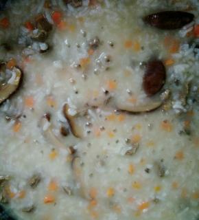 大米粥粘稠后加入所有食材  搅拌均匀  再熬一会即可  出锅前可以加少许盐