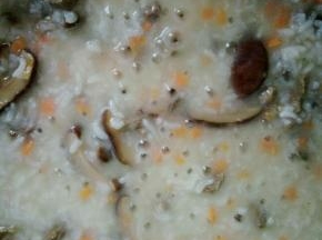 大米粥粘稠后加入所有食材  搅拌均匀  再熬一会即可  出锅前可以加少许盐