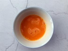 将鸡蛋打散备用。