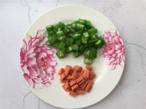 将火腿肠切小颗粒。