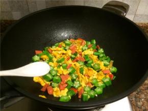 放入适量盐翻炒10秒即可关火。