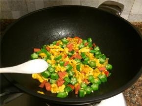 放入适量盐翻炒10秒即可关火。