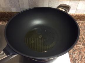 热锅倒油烧至八成热。