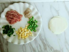 食材：里脊肉   鲜虾泥  青豆 玉米 葱花 淀粉