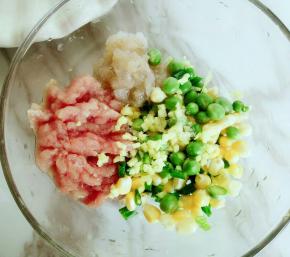 所有食材放在一起 加姜 盐 