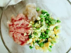 所有食材放在一起 加姜 盐 