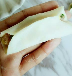 饺子皮放馅
