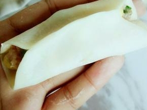 饺子皮放馅