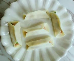 饺子皮中间捏合  两边不捏