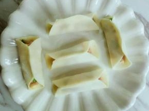 饺子皮中间捏合  两边不捏