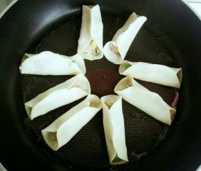 不粘锅少油  依次摆在锅中 底部煎的稍微有点黄 淋入清水   迅速盖上锅盖  小火焖至几分钟  洒上葱花和黑芝麻即可出锅