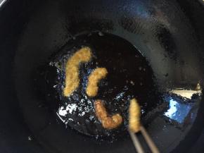 食用油烧至7成熟，关小火，开始煎鸡柳，刚放进去的鸡柳颜色会煎得比较深，后面就不会了，煎至两面金黄即可