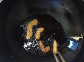 食用油烧至7成熟，关小火，开始煎鸡柳，刚放进去的鸡柳颜色会煎得比较深，后面就不会了，煎至两面金黄即可