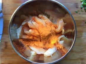 加入适量奥尔良腌料，加入适量清水，搅拌均匀，放入冰箱冷藏3小时以上