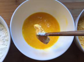 然后再再鸡蛋中裹上一圈