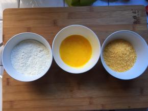 准备好面粉，鸡蛋，面包糠，面粉我直接用的中筋面粉，做出来一样很酥很嫩