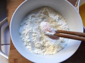 将腌好的鸡胸肉，在面粉里裹一圈