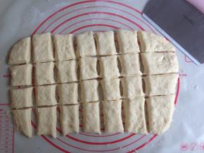 用刮板将面皮切成小块