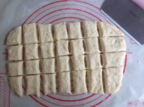 用刮板将面皮切成小块