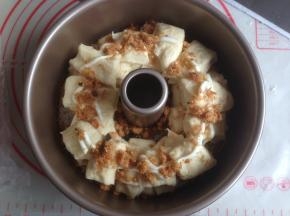 再铺小面团-沙拉酱-肉松，如此累推，共铺三层（上一层的面团铺在两块小面团的空隙），最上面一层再挤一圈沙拉酱