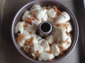 将面包坯放入东菱K40C烤箱，底下放一碗热水，用烤箱的发酵档发酵40-45分钟，发酵后的面包坯几乎填满整个模具了