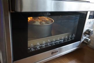 放入已经预热到170度的烤箱最下层，烘烤35分钟，留意上色情况，及时加盖锡纸，以免上色偏重