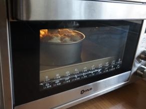 放入已经预热到170度的烤箱最下层，烘烤35分钟，留意上色情况，及时加盖锡纸，以免上色偏重