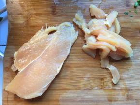 鸡胸肉切半，去掉筋膜，切成条