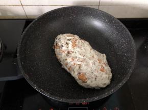 8、快速翻拌均匀，混合至四周都被糖给包裹住就可以了。