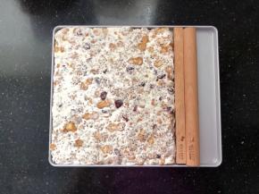 9、倒入不粘烤盘中，待稍凉后利用工具平整整齐。