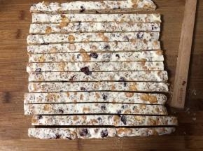 10、放入冰箱冷冻一个小时后取出，撒上一层薄薄的奶粉，用锋利的刀切成大小均匀的小块就可以了。