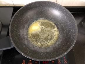 2、黄油放入不粘锅里小火炒至完全融化。