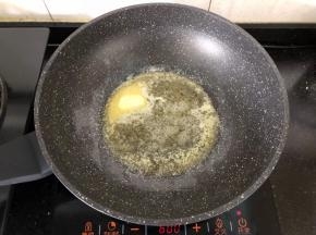 2、黄油放入不粘锅里小火炒至完全融化。