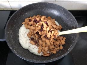 7、倒入饼干、蔓越梅干、熟亚麻籽。